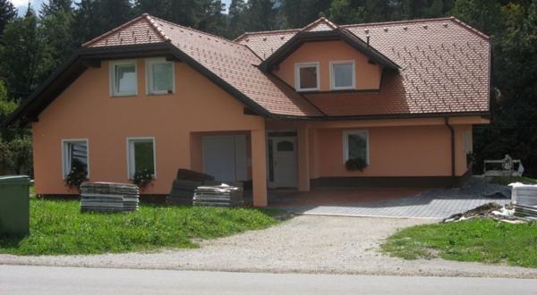 Fasada družinske hiše v lososovi barvi