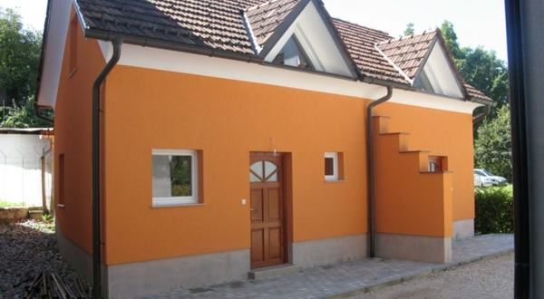 Oranžna fasada objekta z zunanjim stopniščem