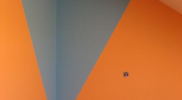 Stena z oranžnim in sivim geometrijskim vzorcem