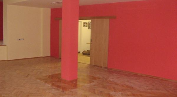 Prostor z rdečimi stenami in rdečim stebrom
